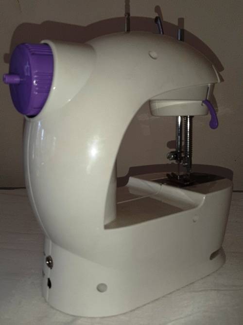 MINI ELECTRIC SEWING MACHINE ~ REQUIRES ADJUSTMENT OF TIMING