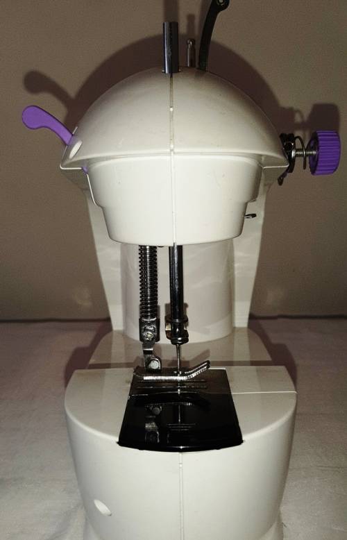 MINI ELECTRIC SEWING MACHINE ~ REQUIRES ADJUSTMENT OF TIMING
