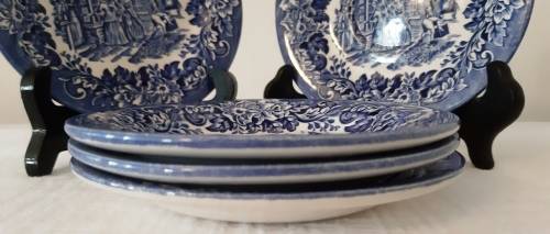 BLUE AND WHITE CERAMIC PLATES (5 PLATES)