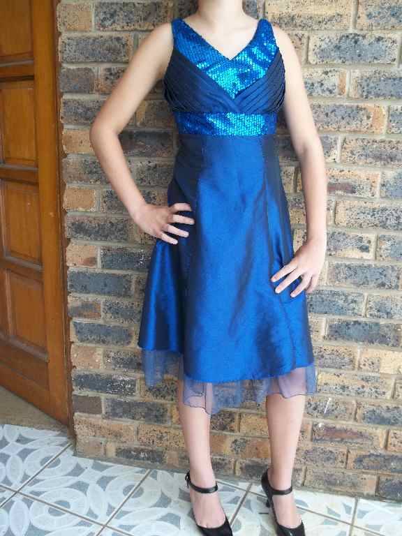 Blue Sequined Evening Dress - Size +/- 30 (Beautifully Made)