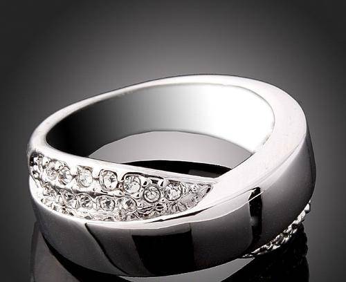 Brand New Fashion 18K White GP with Austrian Crystal Ring!!!!! Size 7