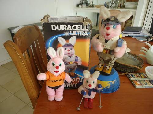 COLLECTION OF DURACELL BUNNIES - 1 LARGE GLOBETROTTER BUNNY + BOX +2 SMALLER - IN WORKING ORDER