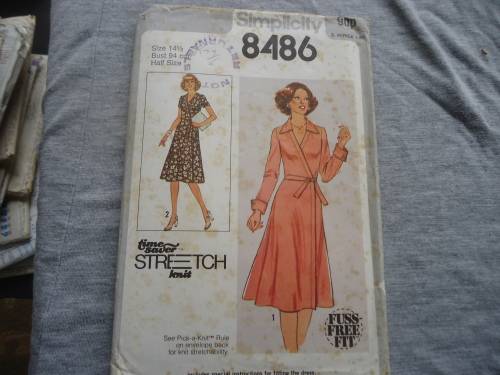 SIMPLICITY PATTERNS 8486 MISS SIZE 14 1/2 BUST 94 CM HALF SIZE COMPLETE AND UNCUT