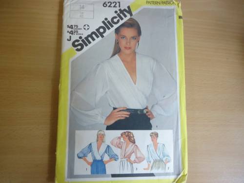 SIMPLICITY PATTERNS -6221 SIZE 14  - COMPLETE & UNCUT