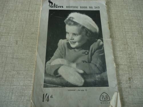 PATONS KNITTING BOOK #345 KNITTED GLOVES, SCARFS, BERETS -DIFFERENT DESIGNS - 24 PAGES A5 SIZE