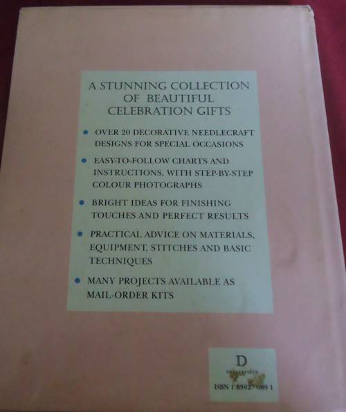 GIFTS & HEIRLOOMS IN CROSS STITCH & NEEDLEPOINT- MELINDA COSS 132 PAGE HARD COVER & DUST JACKET