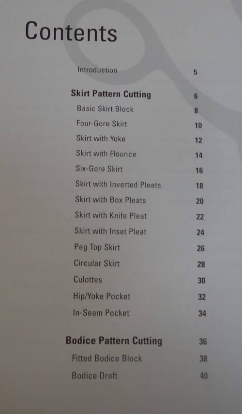 PATTERN CUTTING MADE EASY - A  STEP BY STEP INTRODUCTION -GILLIAN HOLMAN - 116 PAGES SOFT COVER