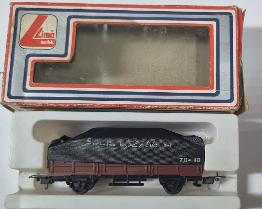 HO Lima wagon with tarpaulin