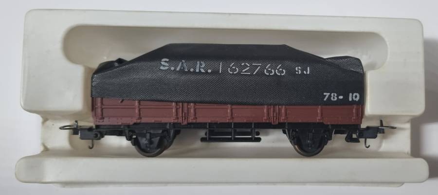 HO Lima wagon with tarpaulin