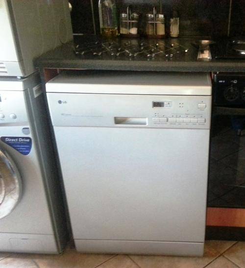 LG Dishwasher for 12 Plates. Stunning condition, white elephant.