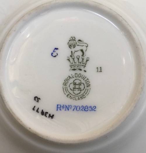 Royal Doulton H3977 trios, perfect condition.