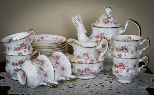A LOVELY PARAGON "VICTORIANA ROSE" 22pc TEA SET WITH FREE POSTAGE