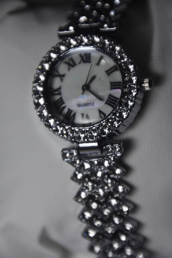 6 in 1 Bargain Ladies Quarts Watch Set with 5 Bracelets