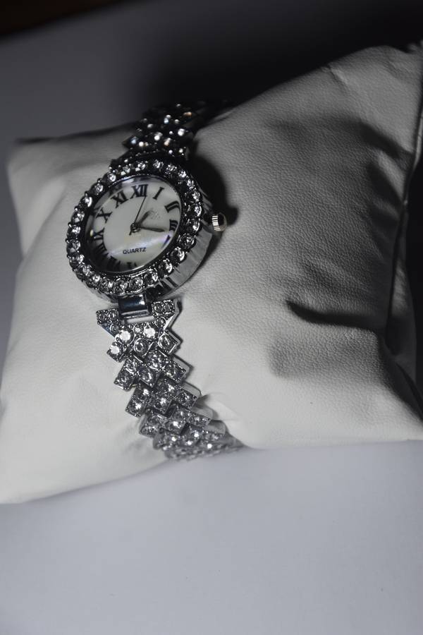 6 in 1 Bargain Ladies Quarts Watch Set with 5 Bracelets
