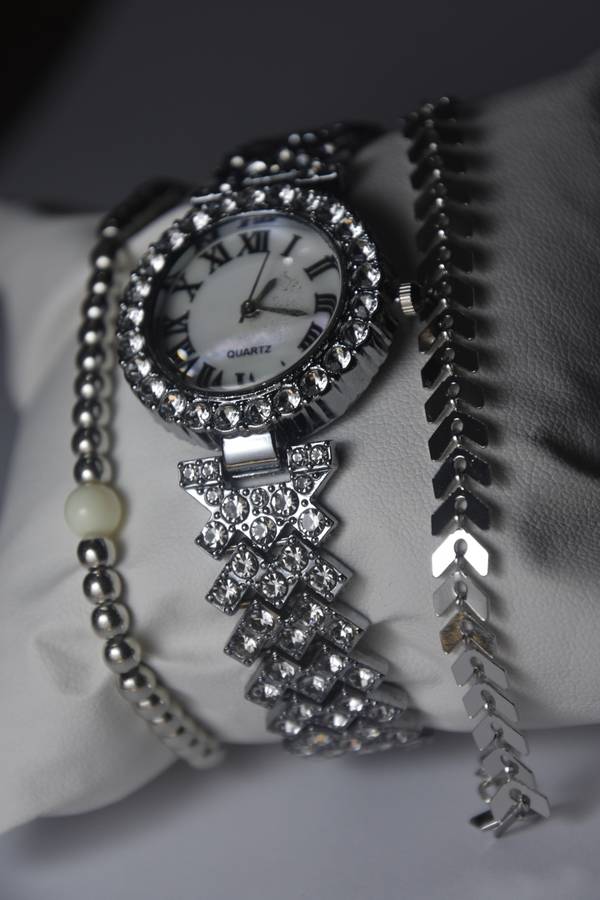 6 in 1 Bargain Ladies Quarts Watch Set with 5 Bracelets