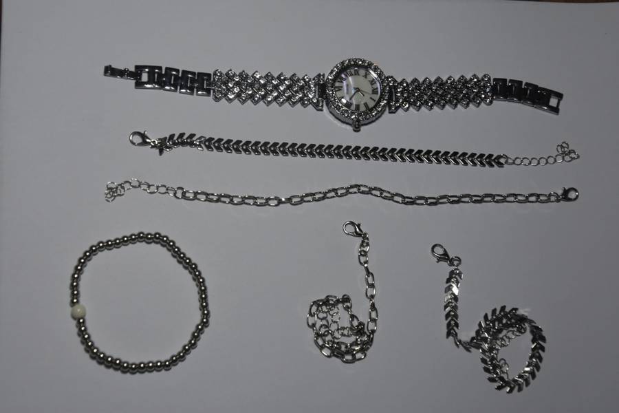 6 in 1 Bargain Ladies Quarts Watch Set with 5 Bracelets