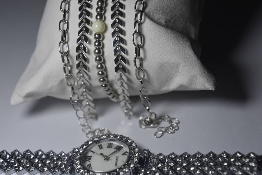 6 in 1 Bargain Ladies Quarts Watch Set with 5 Bracelets