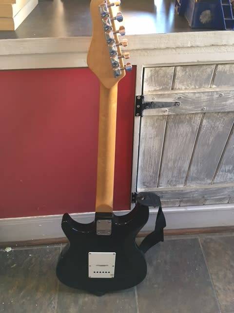 Behringer iAXE USB 6 string Electric Guitar, Black/White (with bag)