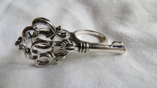 Sass Diva Key Double Finger Ring *MASS CLEARANCE*