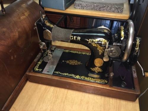 Antique Singer Sewing Machine**Rare Collectors Item**Free delivery around Gauteng**