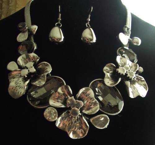 Beautiful Flowers & Smoky Crystals Necklace & Earrings Set