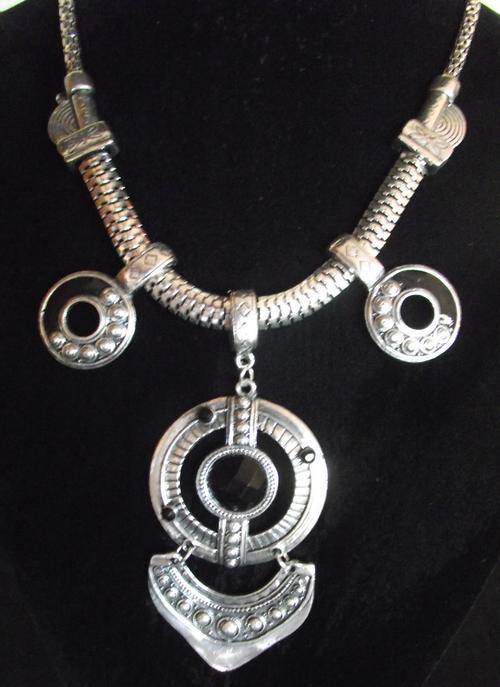 **Something Different*** Black Faux Onyx & Crystals Dangle Pendant Necklace