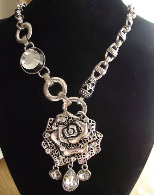 BEAUTIFUL TIBETAN SILVER FLOWER & CRYSTAL DANGLE NECKLACE