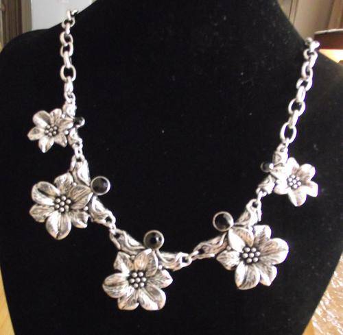 LOVELY 5 FLOWERS & FAUX ONYX NECKLACE