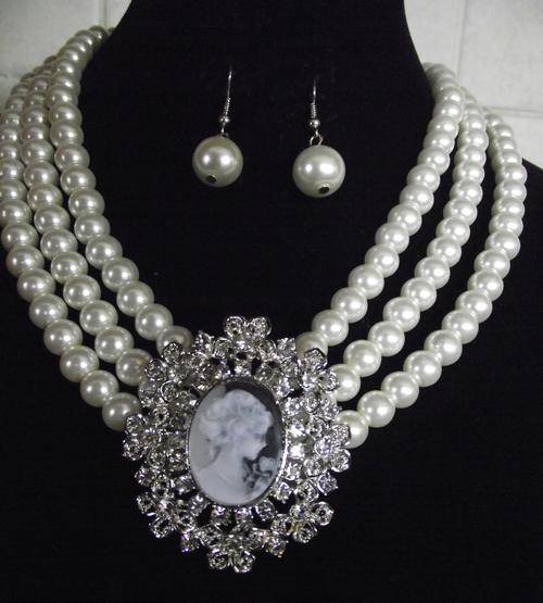 GORGEOUS FAUX PEARLS AND DIAMANTE CAMEO 3 ROWS BRIDAL CHOKER NECKLACE & EARRINGS SET