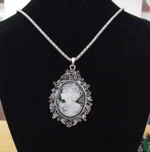 Lovely Long Chain Cameo Pendant Necklace