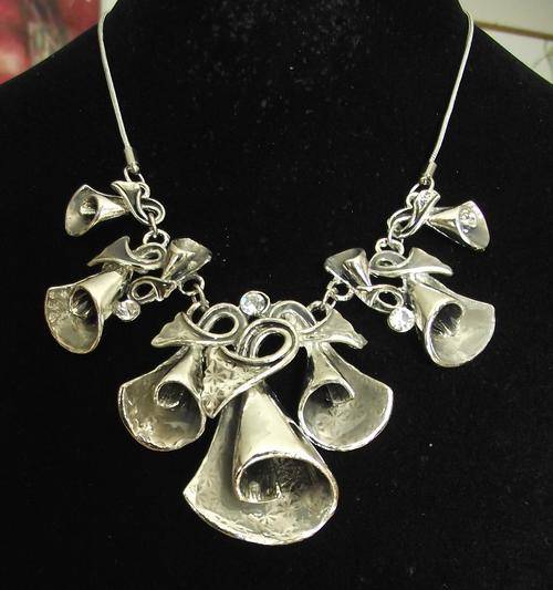 Lovely Silver Plated Swirly Necklace (Nickel free)