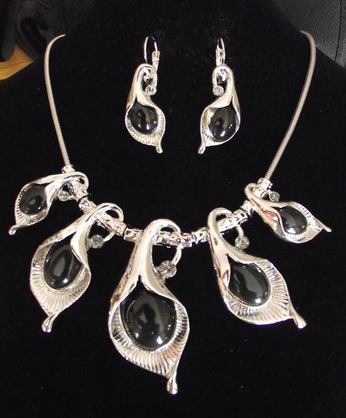 STUNNING SILVER FAUX ONYX SWIRL FLOWER, CRYSTALS NECKLACE & EARRINGS SET