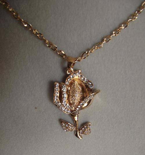 Gorgeous Gold Tone Flower Pendant Necklace
