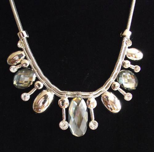 Lovely silvertone Ellipse Crystal Necklace (Free Gift Box)
