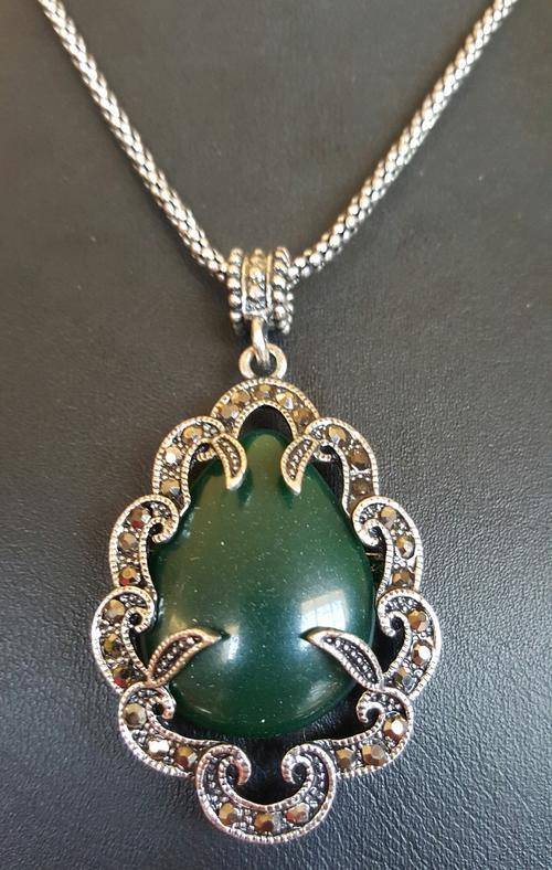 Retro GREEN Marcuisite & Resin Gemstone Pendant Necklace