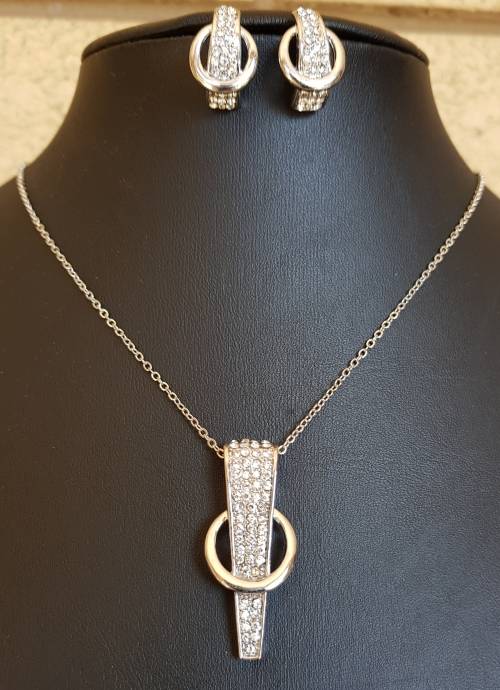 Stunning Crystal Rhinestone & Pearl  Pendant Necklace Earrings Set