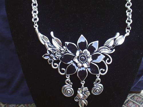 STUNNING!!!!!VINTORIO COLLECTION TIBETAN SILVER BLACK FLOWERS  NECKLACE