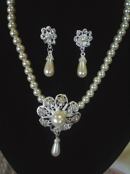 ***LAST ONE***GORGEOUS VINTORIO COLLECTION  FEAUX PEARLS FLOWER NECKLACE & EARRINGS