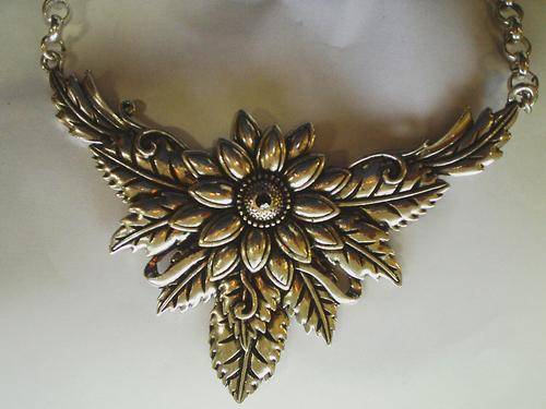 STUNNING VINTORIO COLLECTION TIBETAN SILVER  FLOWER BIB NECKLACE