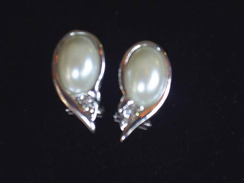 LOVELY VINTORIO COLLECTION TIBET SILVER FEAUX PEARL & CZ EARRINGS