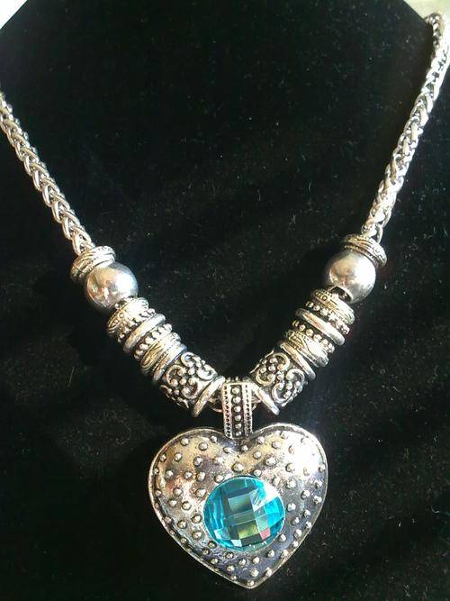 GORGEOUS  VINTORIO COLLECTION TIBET SILVER  BLUE CRYSTAL HEART PENDANT  NECKLACE