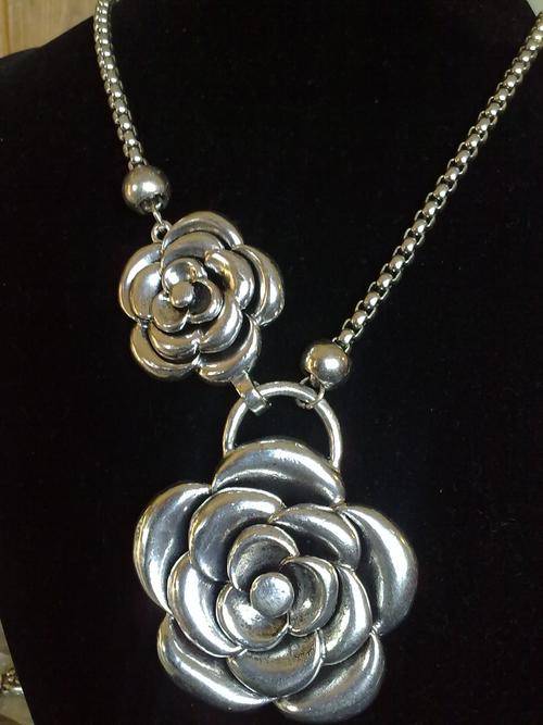 STUNNING VINTORIO COLLECTION TIBET SILVER ROSE NECKLACE