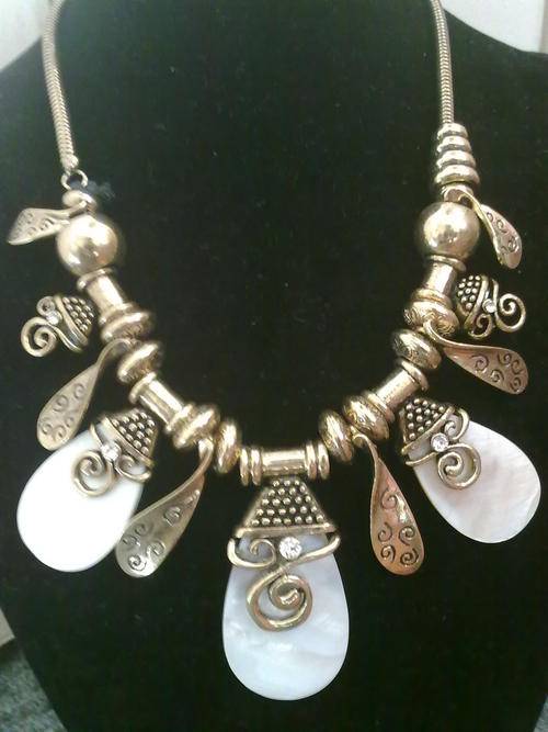 STUNNING VINTORIO COLLECTION PAUA SHELLS & CRYSTALS NECKLACE
