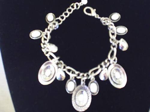 LOVELY VINTORIO COLLECTION TIBET SILVER WHITE STONE OVALS BRACELET