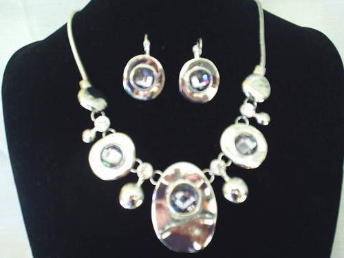 STUNNING VINTORIO COLLECTION ROUND & OVAL CRYSTALS NECKLACE & DANGLE EARRINGS SET