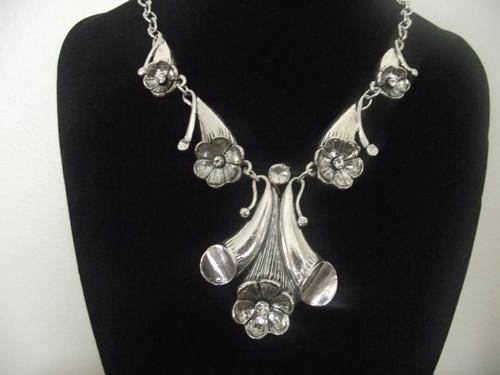 GORGEOUS VINTORIO COLLECTION  FLOWERS, CRYSTAL  NECKLACE