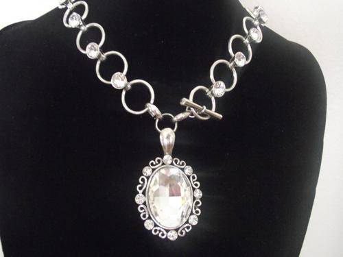***LAST ONE***STUNNING VINTORIO COLLECTION  OVAL CRYSTAL PENDANT &  NECKLACE