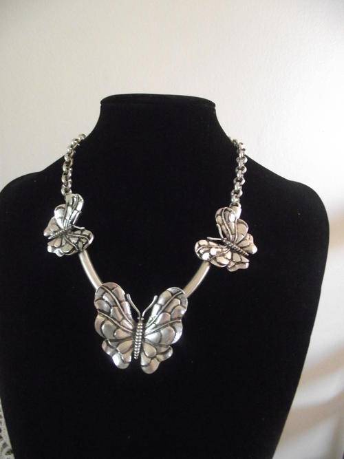 Stunning Tibetan Silver Vintorio Collection 3 Butterflies Necklace