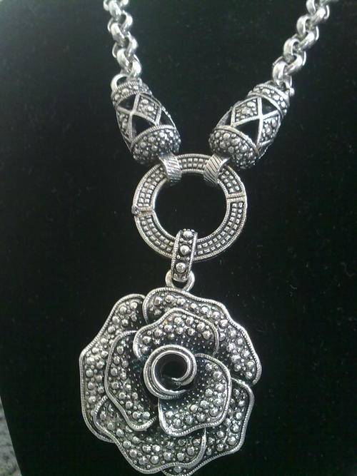 GORGEOUS VINTORIO COLLECTION ROSE PENDANT & NECKLACE