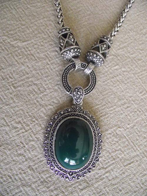 STUNNING TIBETAN SILVER EMERALD GREEN PENDANT NECKLACE